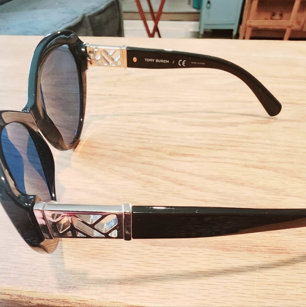 COPY - Tory Burch Chic Black Cat-Eye Sunglasses - Picture 2 of 7